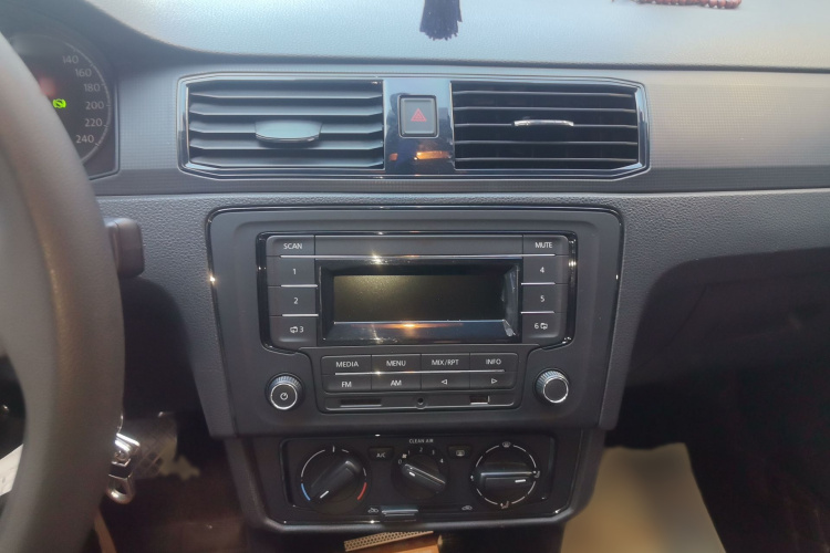 Volkswagen Santana 2018 car image #17
