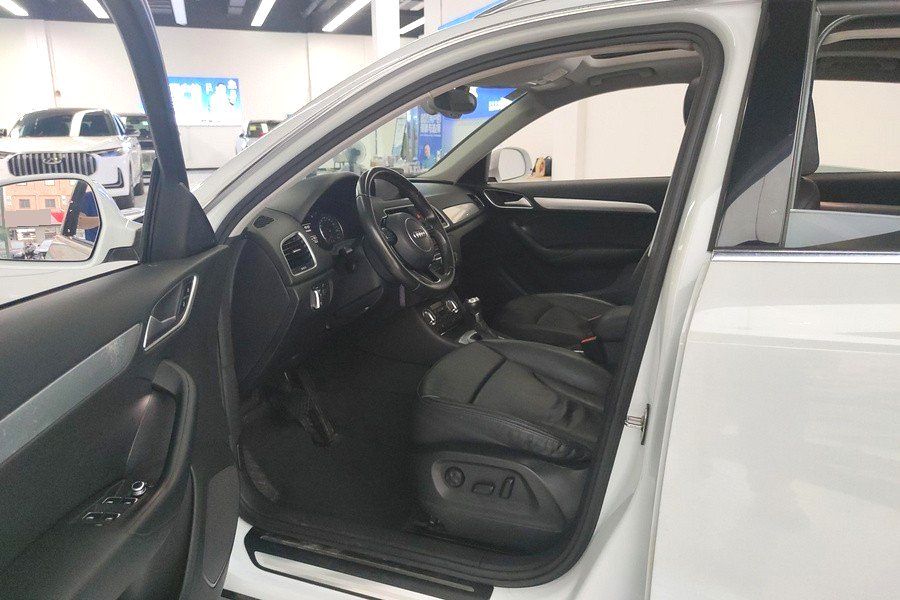 Audi Q3 2015 car image #3