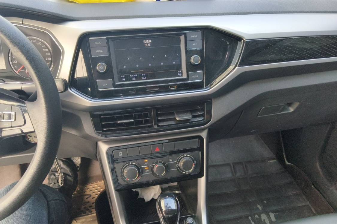 Volkswagen T-Cross 2020 car image #26