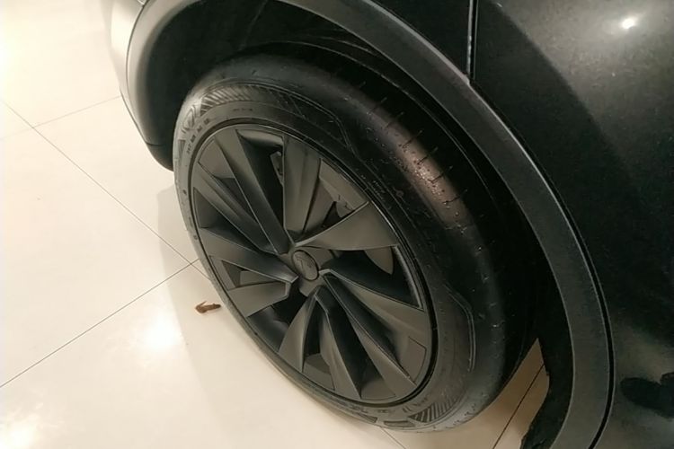 Tesla Model Y 2025 #10 Tesla Model Y 2025 car image #10