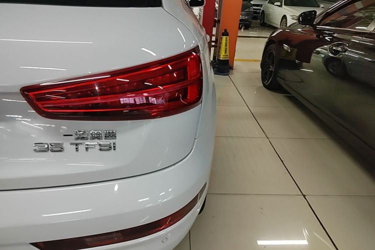 Audi Q3 2018 car image #8