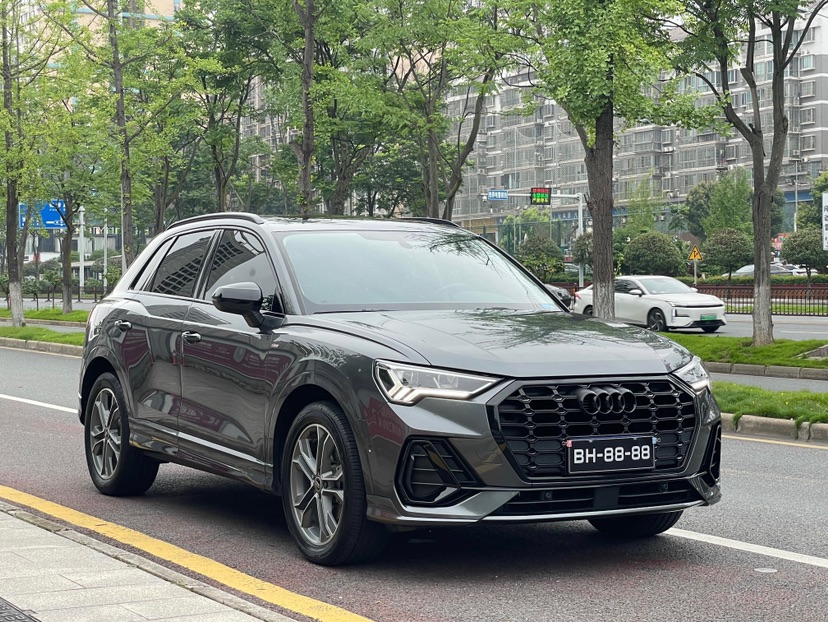 Audi Q3 2023 car image #2