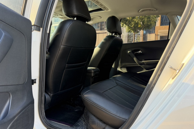 Volkswagen Polo 2017 car image #16