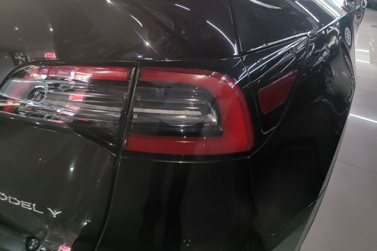 Tesla Model Y 2023 car image #8