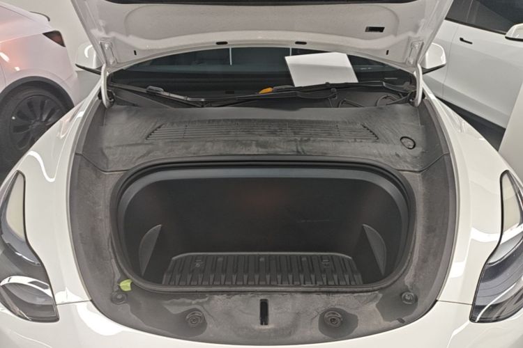Tesla Model Y 2023 car image #20