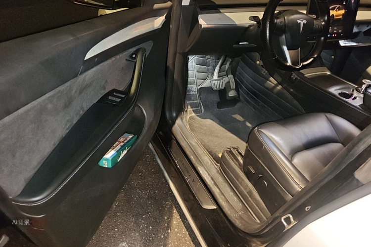 Tesla Model Y 2023 immagine di auto #18