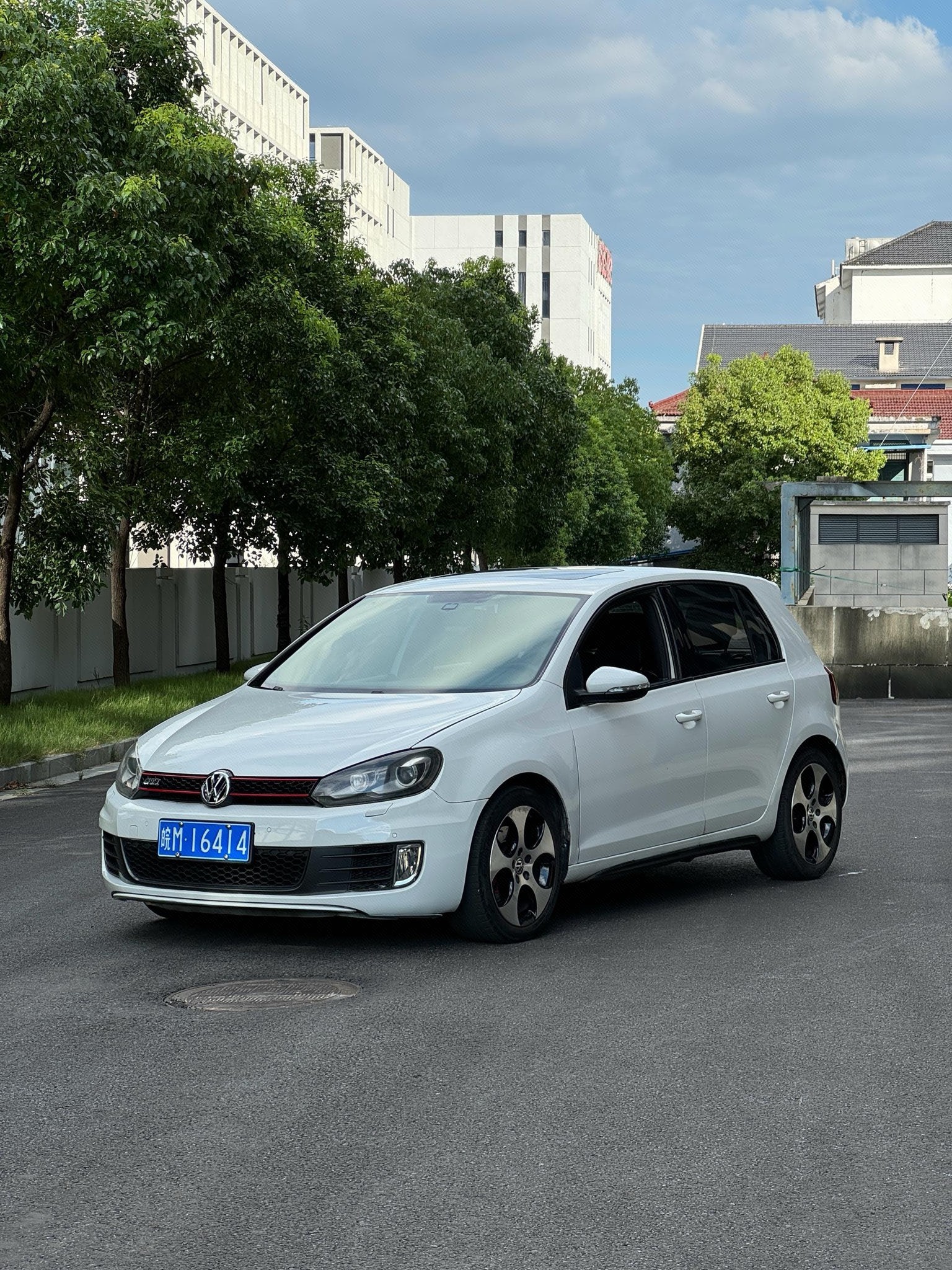 Volkswagen GolfGTI 2012 car image 