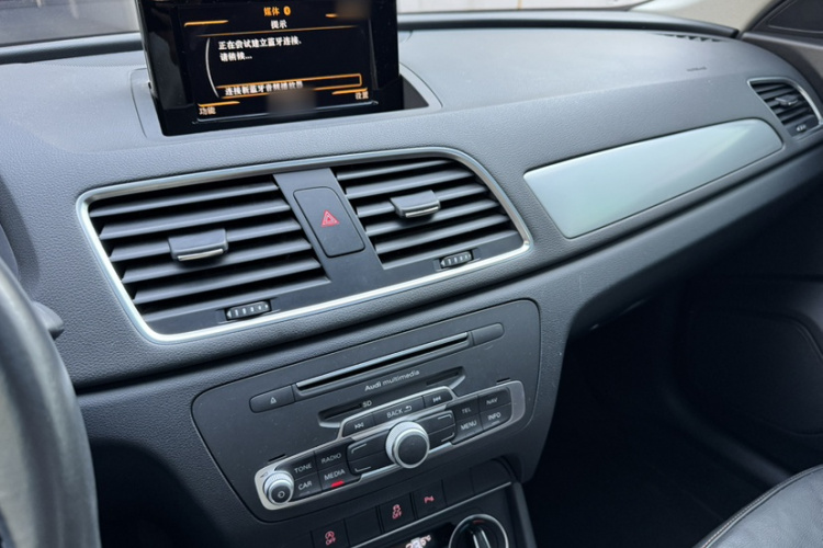 Audi Q3 2016 car image #12