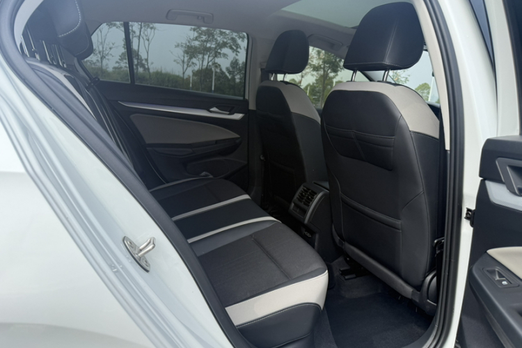Volkswagen Golf 2023 car image #12