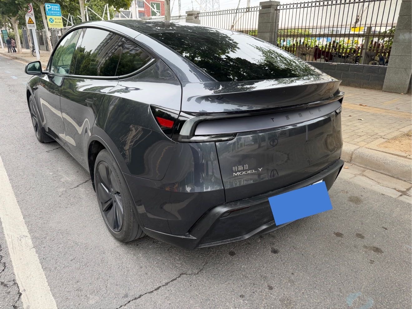 Tesla Model Y 2025 #4 Tesla Model Y 2025 car image #4