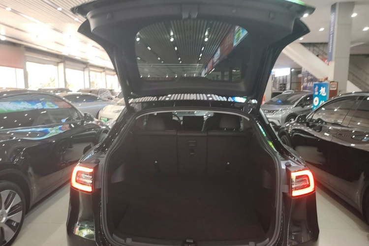 Tesla Model Y 2023 #19 Tesla Model Y 2023 car image #19