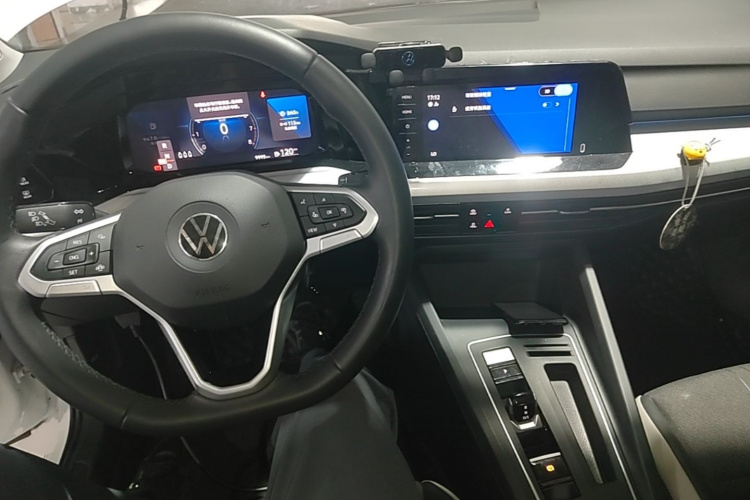 Volkswagen Golf 2023 car image #10