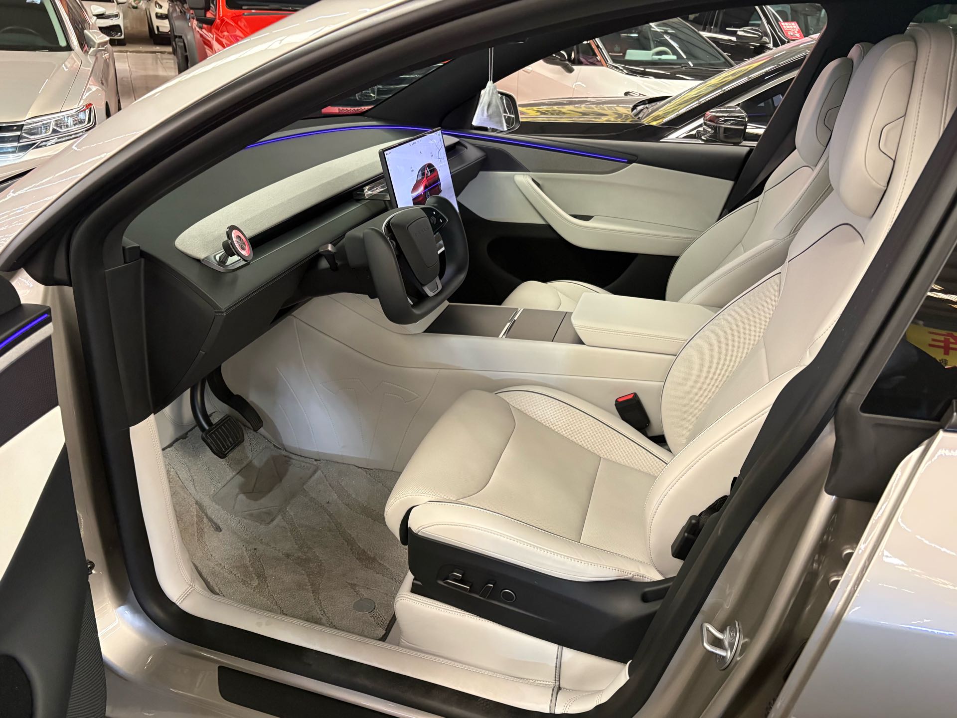 Tesla Model Y L 2026 #6 Tesla Model Y L 2026 immagine di auto #6