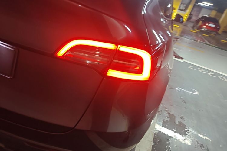 Tesla Model Y 2024 #8 Tesla Model Y 2024 car image #8