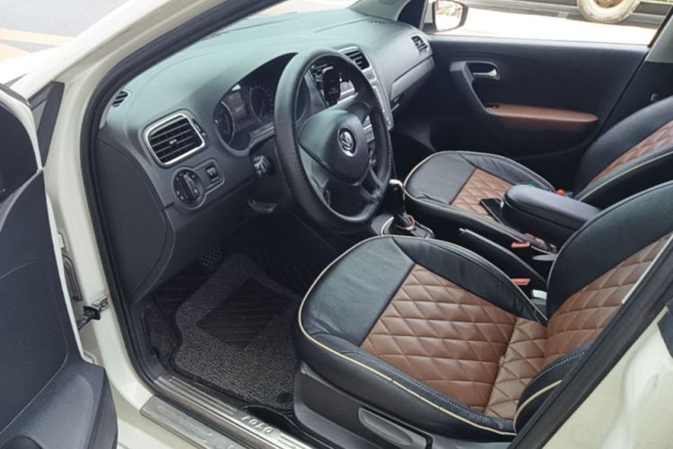 Volkswagen Polo 2015 car image #12