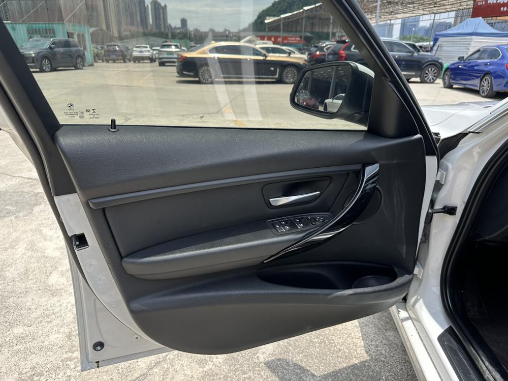 BMW 3 Series 2018 car image #21