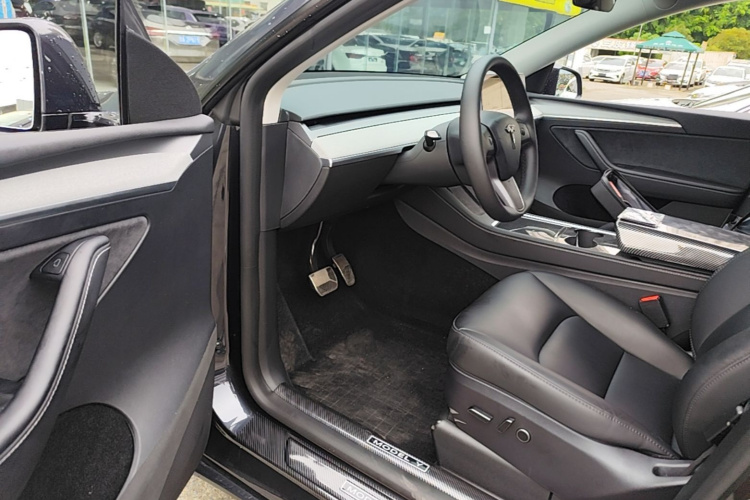 Tesla Model Y 2024 car image #16