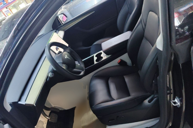 Tesla Model Y 2023 car image #19