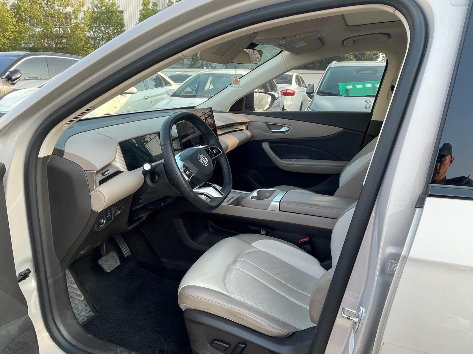 MG ES5 2024 car image #2