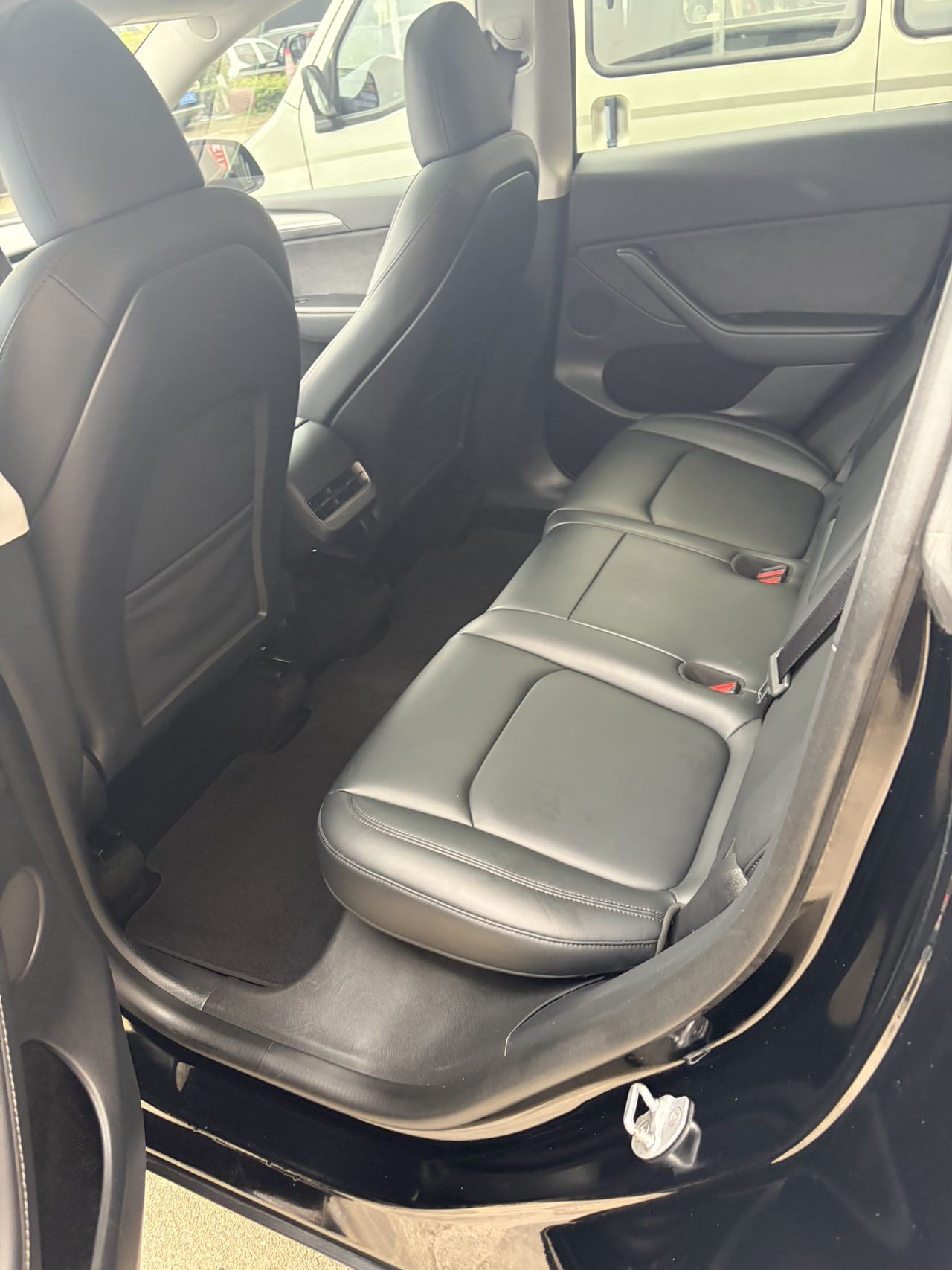 Tesla Model Y 2024 #4 Tesla Model Y 2024 car image #4