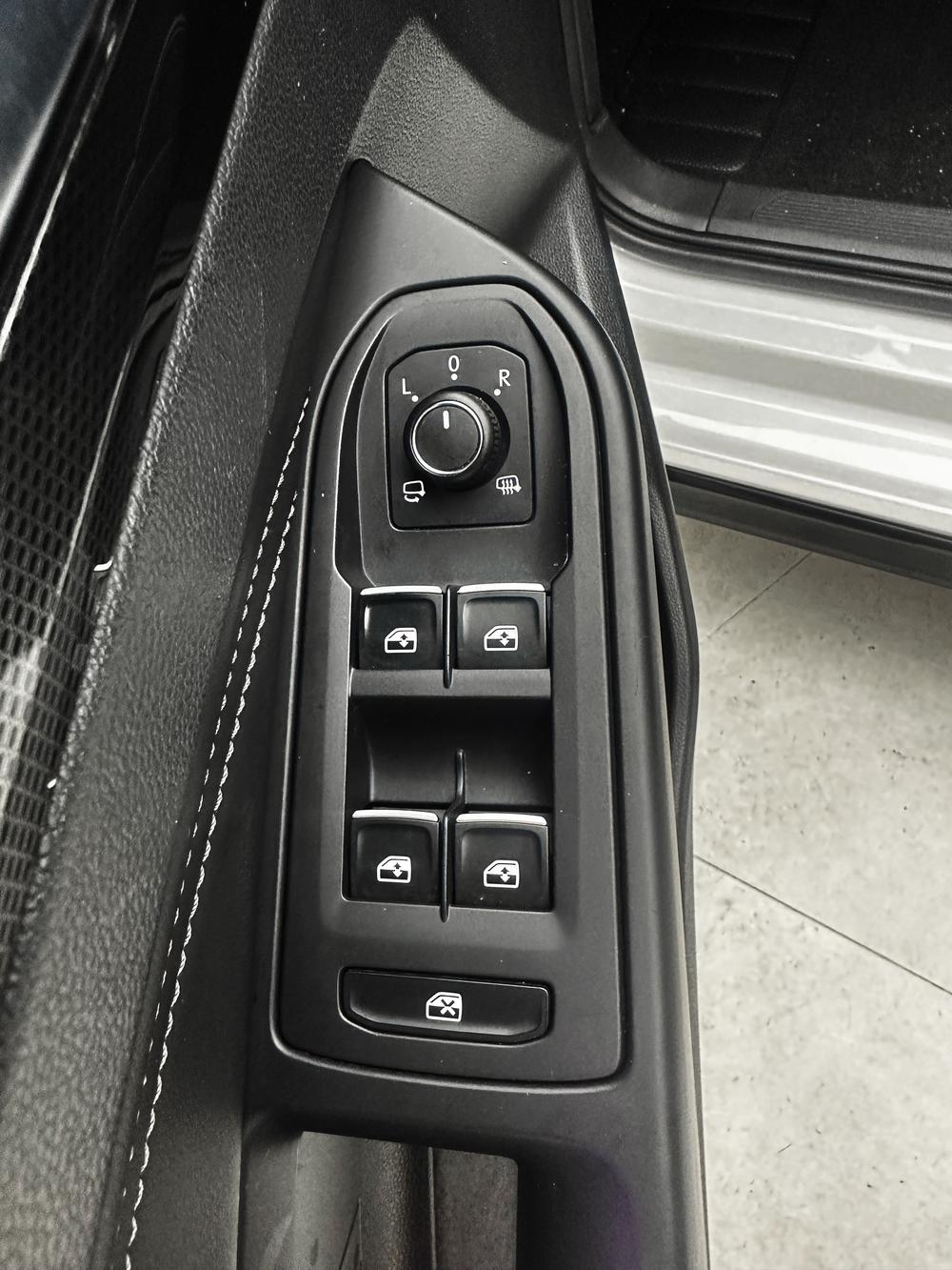 Volkswagen Golf 2021 car image #22