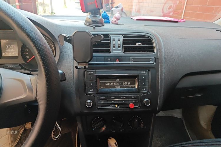 Volkswagen Polo 2015 car image #15