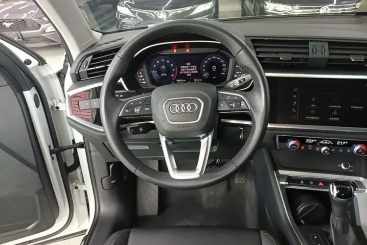 Audi Q3 2020 car image #15