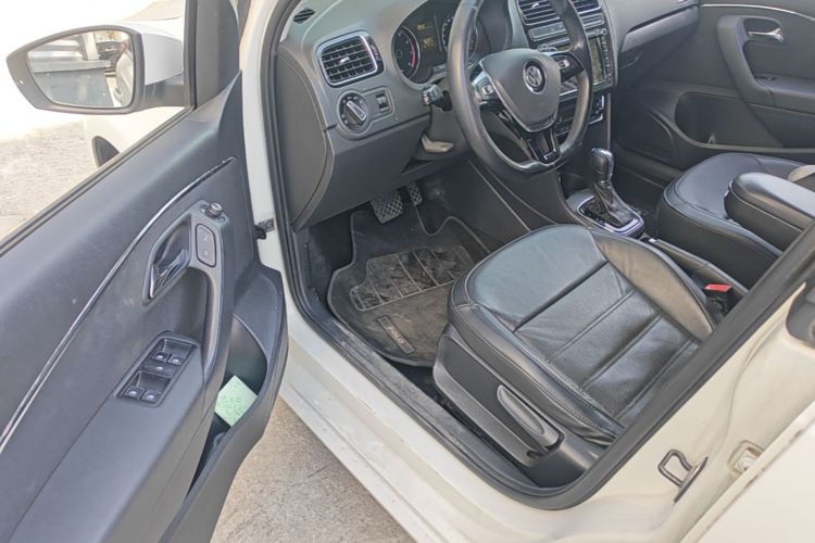 Volkswagen Polo 2015 car image #16