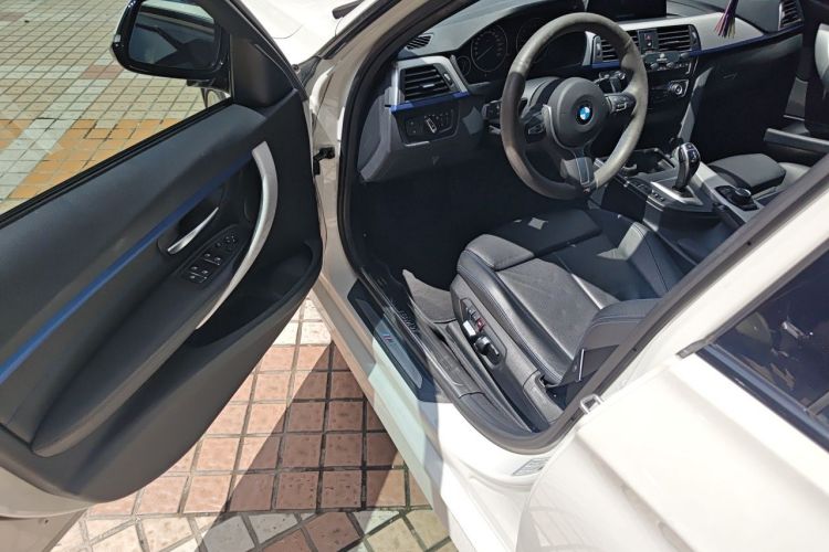 BMW 3 Series 2019 car image #13