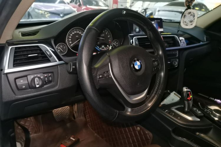 BMW 3 Series 2019 car image #10