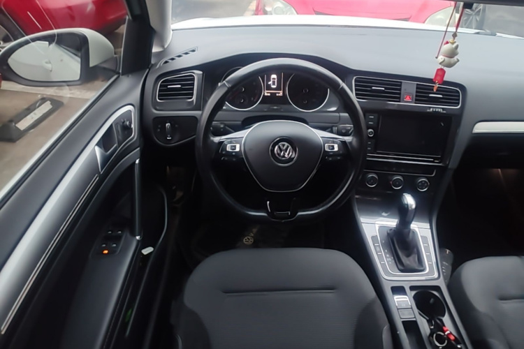 Volkswagen Golf 2019 car image #12
