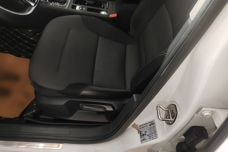 Volkswagen Golf 2017 car image #19