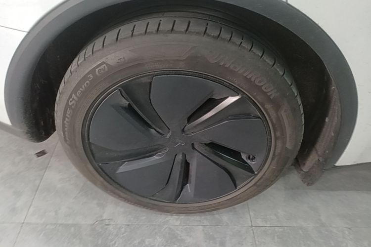 Tesla Model Y 2025 car image #10