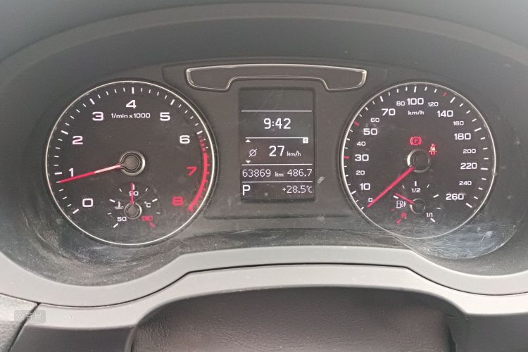 Audi Q3 2018 car image #13