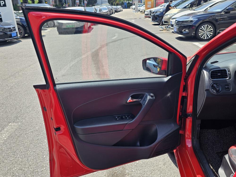 Volkswagen Polo 2016 car image #14