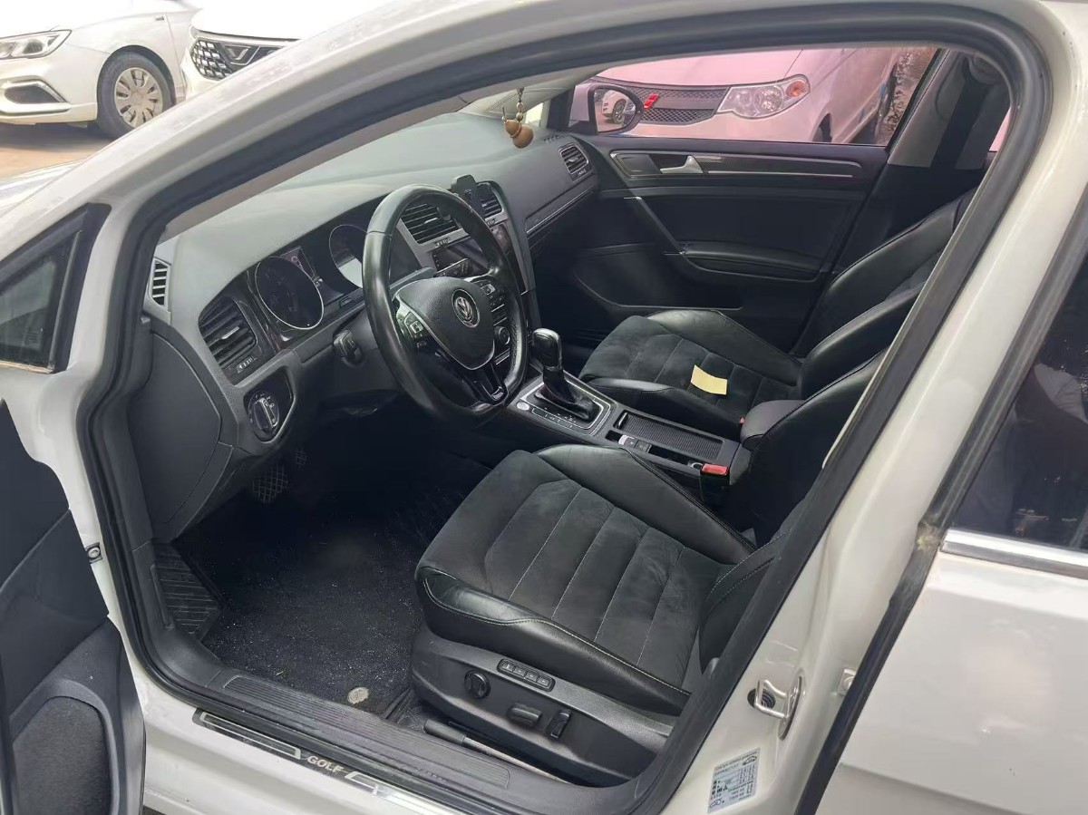Volkswagen Golf 2018 car image #3