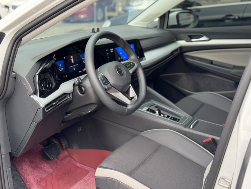 Volkswagen Golf 2023 car image #3
