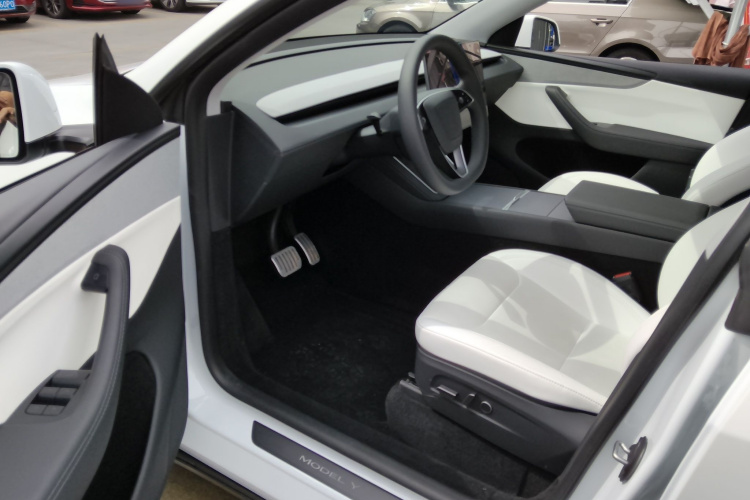 Tesla Model Y 2025 #12 Tesla Model Y 2025 car image #12