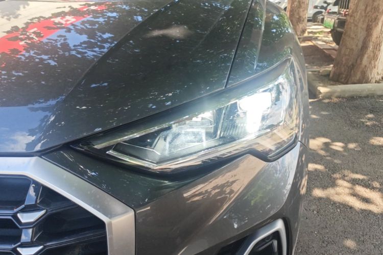 Audi Q3 2021 car image #23