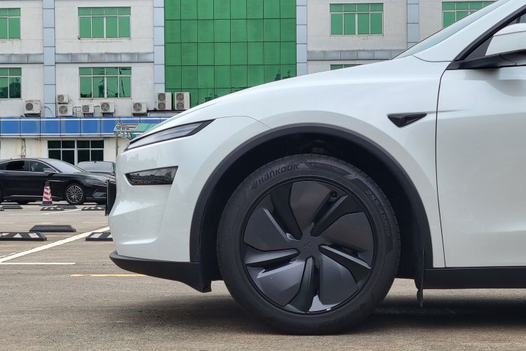 Tesla Model Y 2025 #13 Tesla Model Y 2025 car image #13