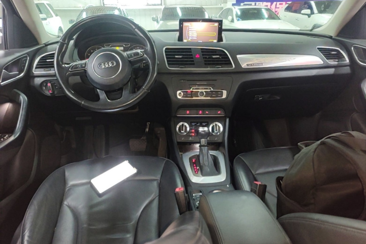 Audi Q3 2015 car image #10