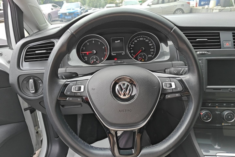 Volkswagen Golf 2017 car image #11