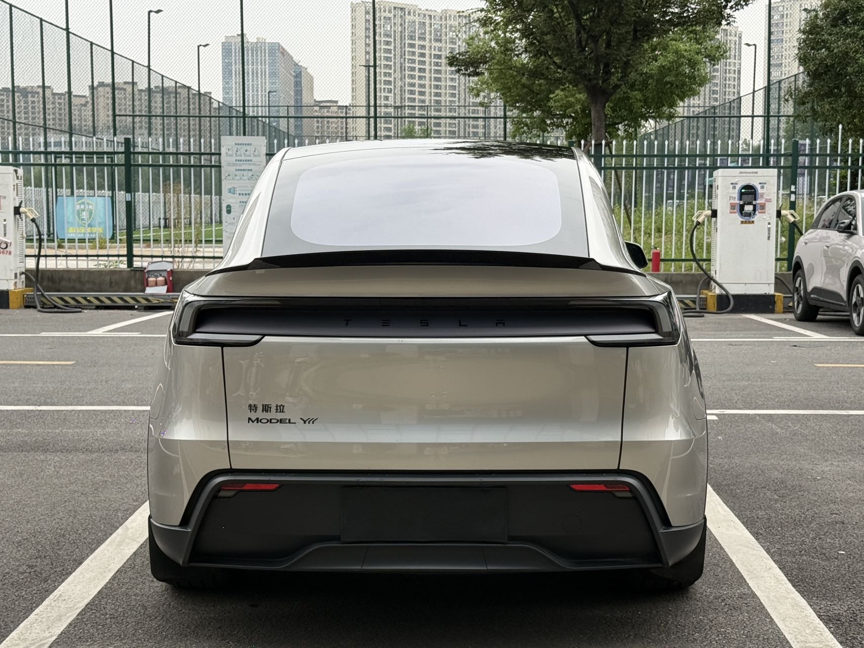 Tesla Model Y L 2025 изображение автомобиля #5