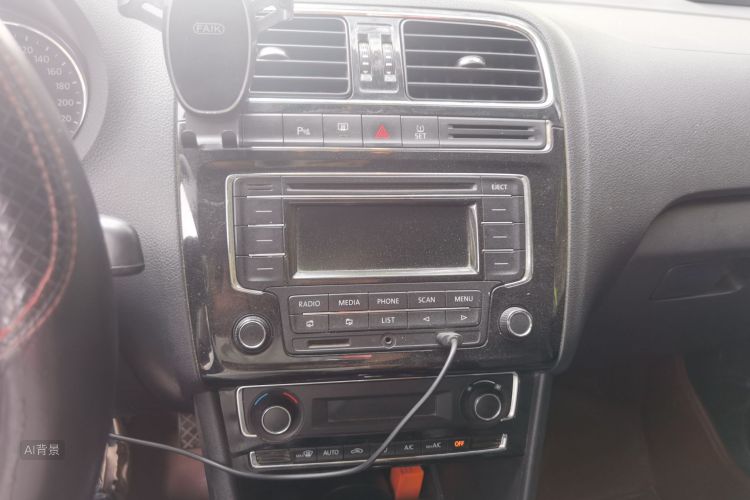 Volkswagen Polo 2015 car image #15