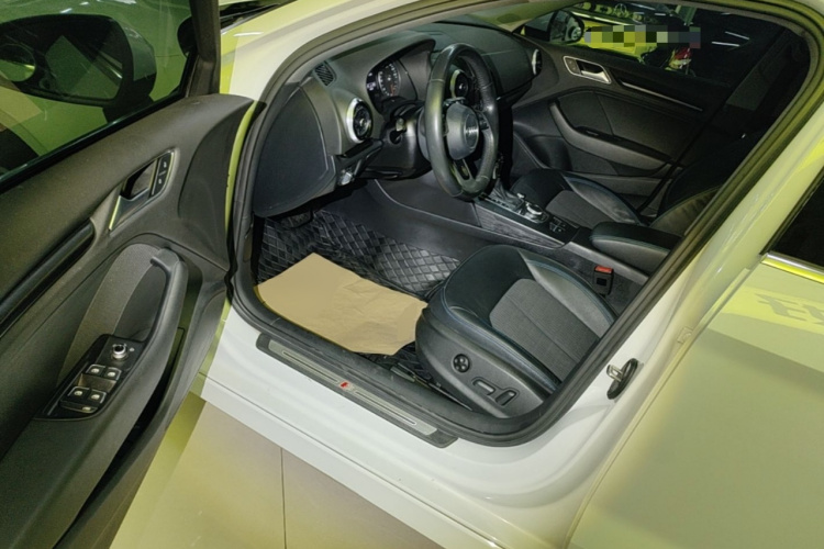 Audi A3 2018 car image #16