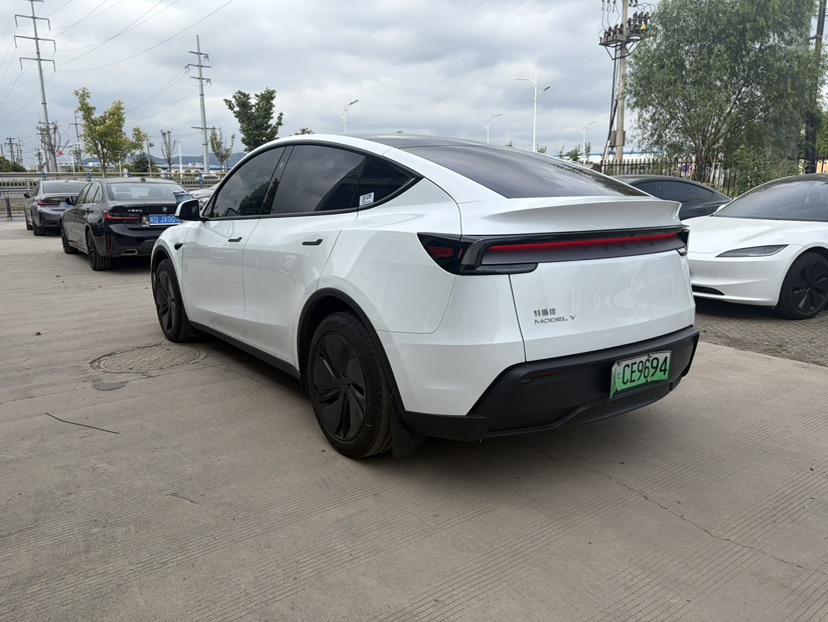 Tesla Model Y 2025 #7 Tesla Model Y 2025 car image #7