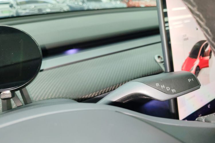Tesla Model Y 2022 car image #14