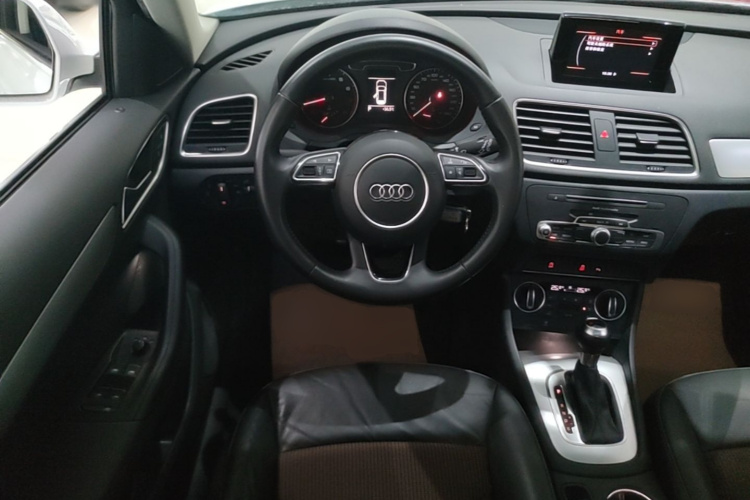 Audi Q3 2017 car image #14