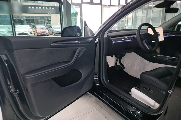 Tesla Model Y 2024 #16 Tesla Model Y 2024 car image #16