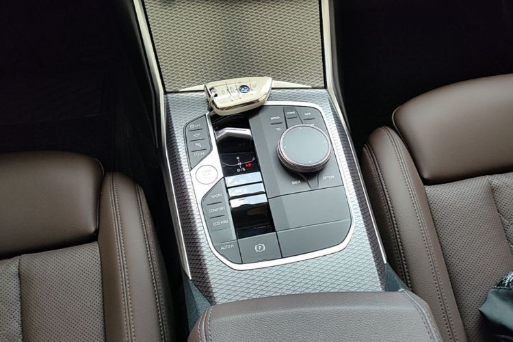 BMW 3 Series 2024 صورة سيارة #14